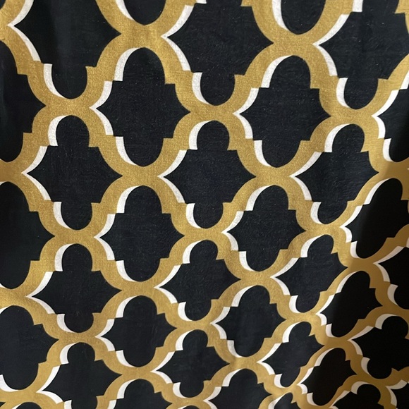 J McLaughlin gold and black printed skirt - Picture 2 of 5